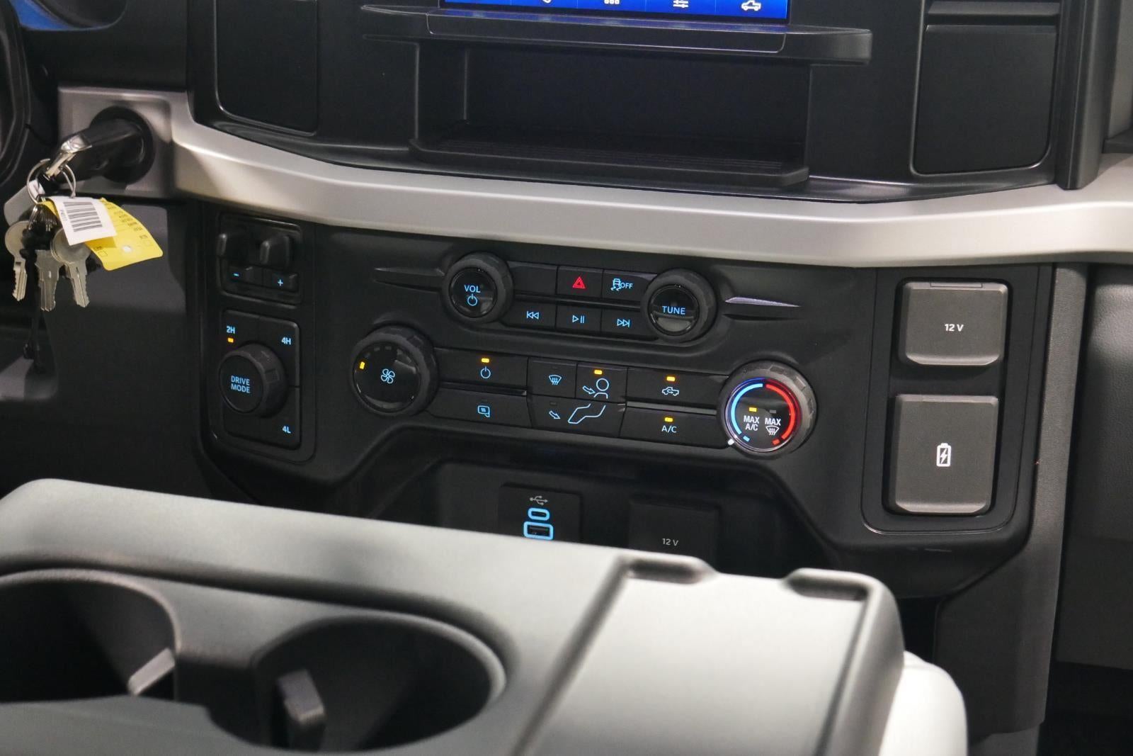 2025 Ford Super Duty F-450 DRW 9' DYNA PRO 3-4 YARD DUMP, BUYERS "L" PACK TOOL BOX, 1/4 CAB SHIELD, MANUAL TARP, FULL PLATE COMBO HITCH 2 5/16" BALL,