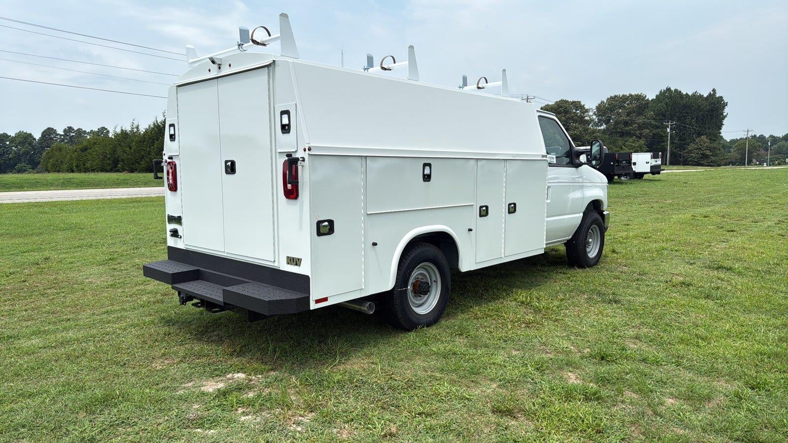 2027 Ford E-Series Cutaway 10' KNAPHEIDE KUV LOW ROOF ENCLOSED SERVICE BODY, MASTER LOCK SYSTEM, CLASS V HITCH, 3 BOW LADDER RACK
